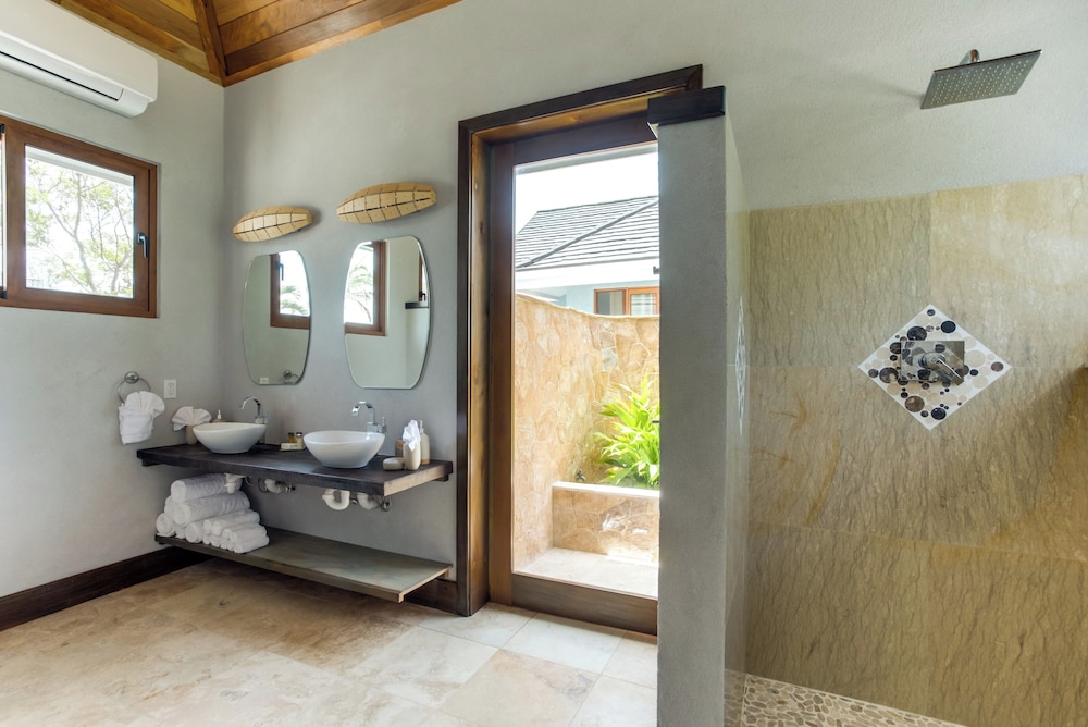 Deluxe Bungalow, 1 King Bed with Sofa bed, Beach View photo 3