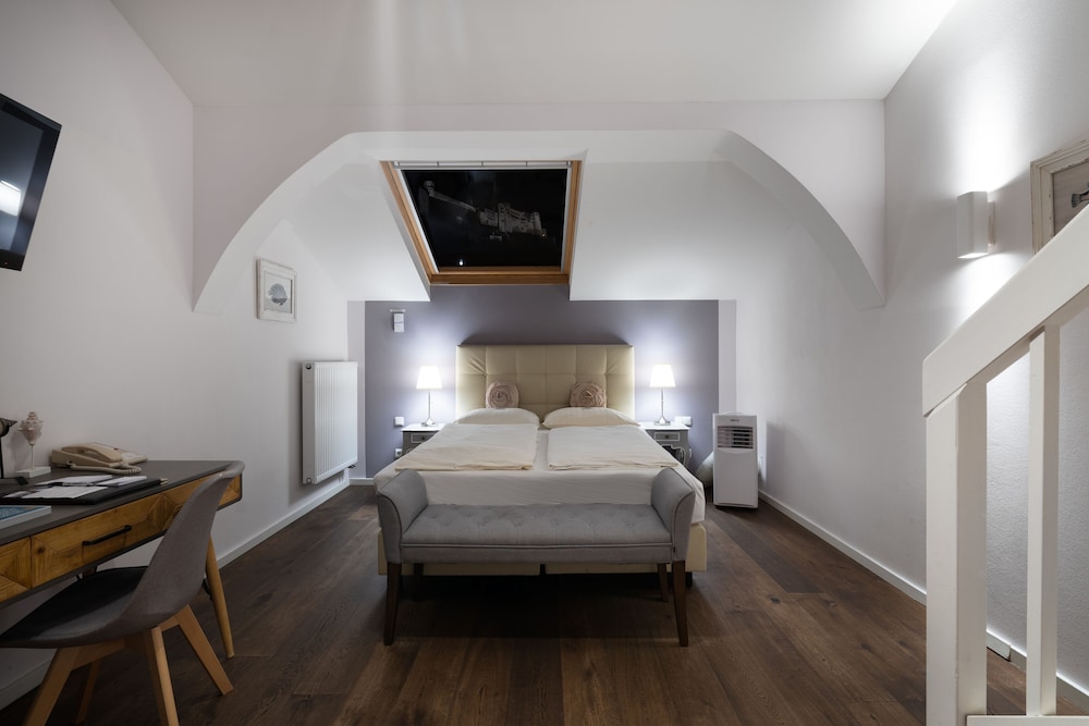 Suite - Photo 9