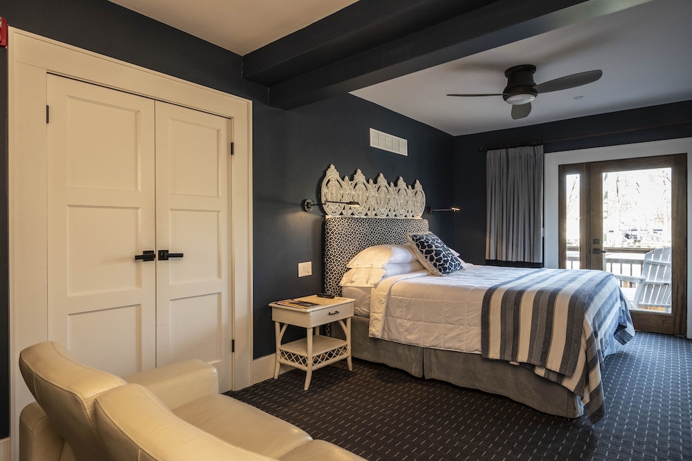 Comfort Room, 1 King Bed (Room 07)