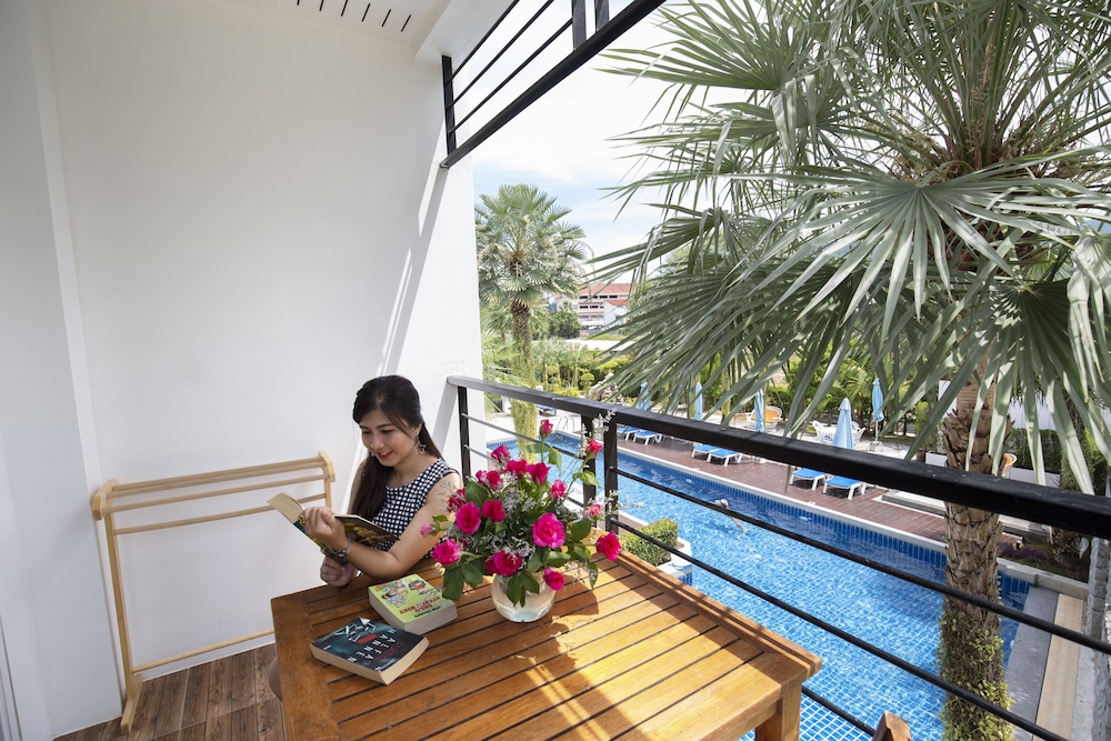 Grand Deluxe Balcony Room, Pool View photo 2