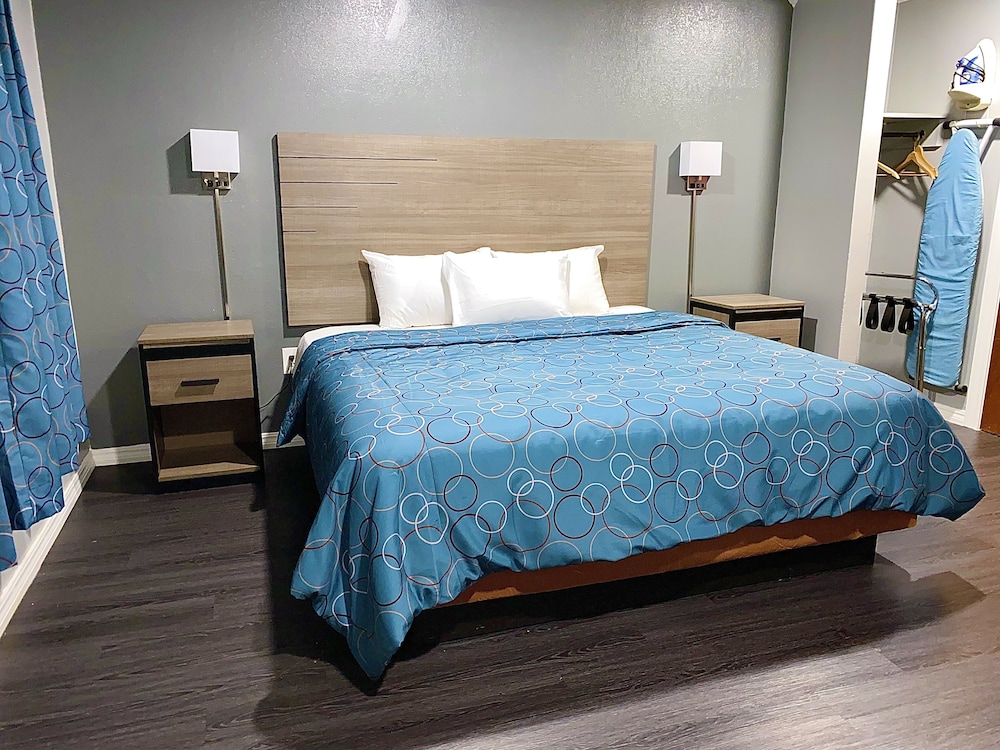 Deluxe Room, 1 King Bed, Smoking photo 1