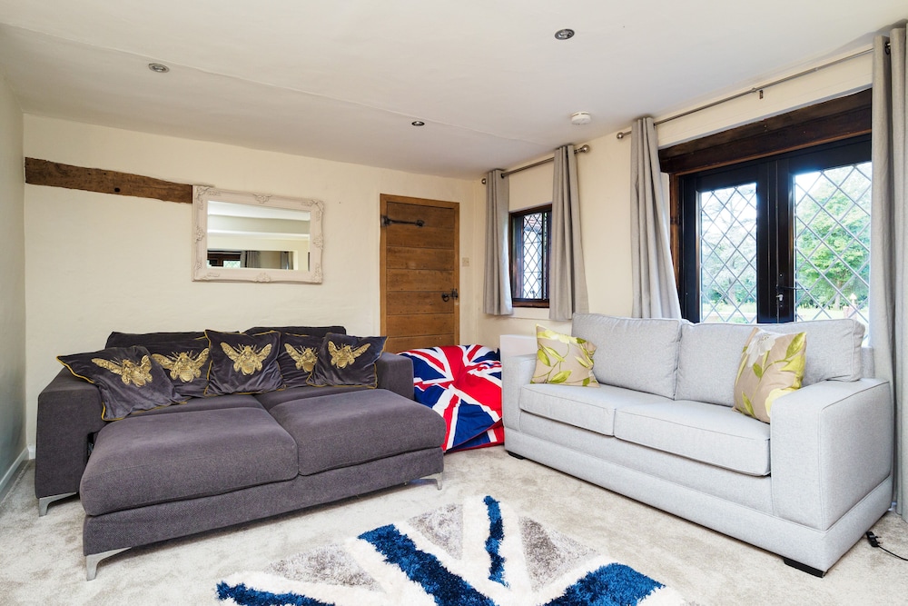 Deluxe House photo 1