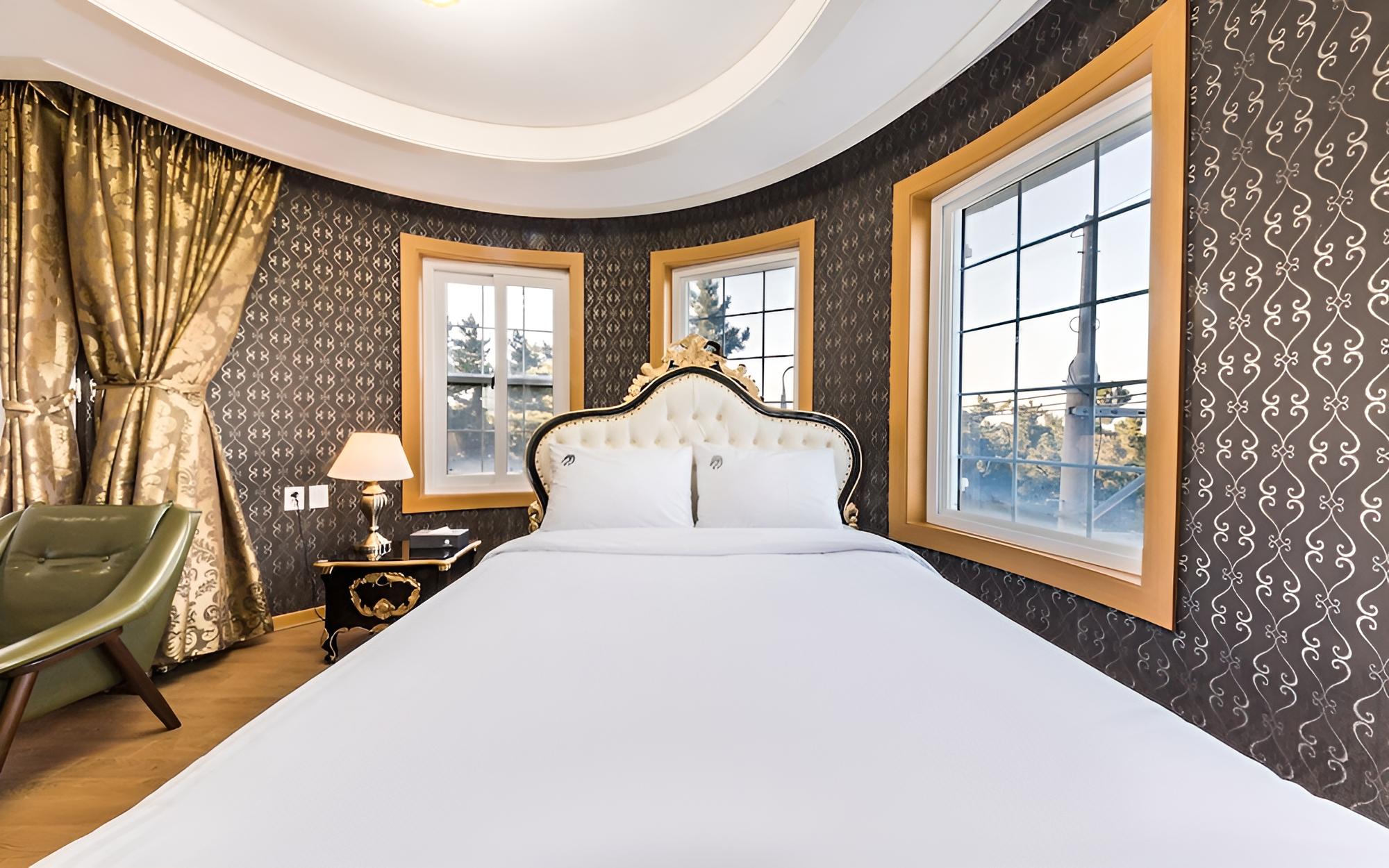 Room (Royal Deluxe) - Photo 1