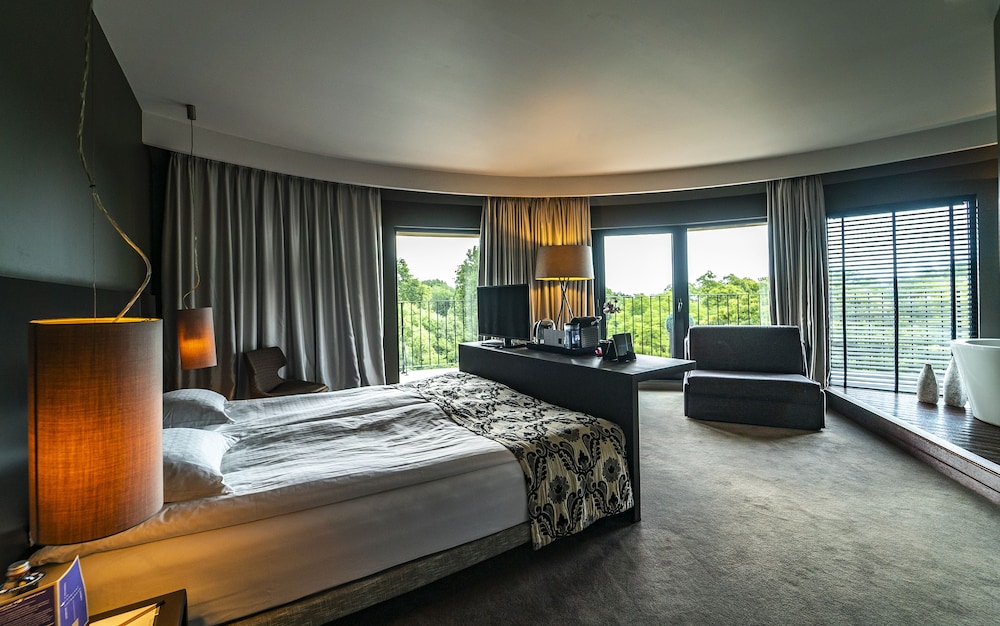 Medium Suite (Free Safe, Free Fitness & Sauna)