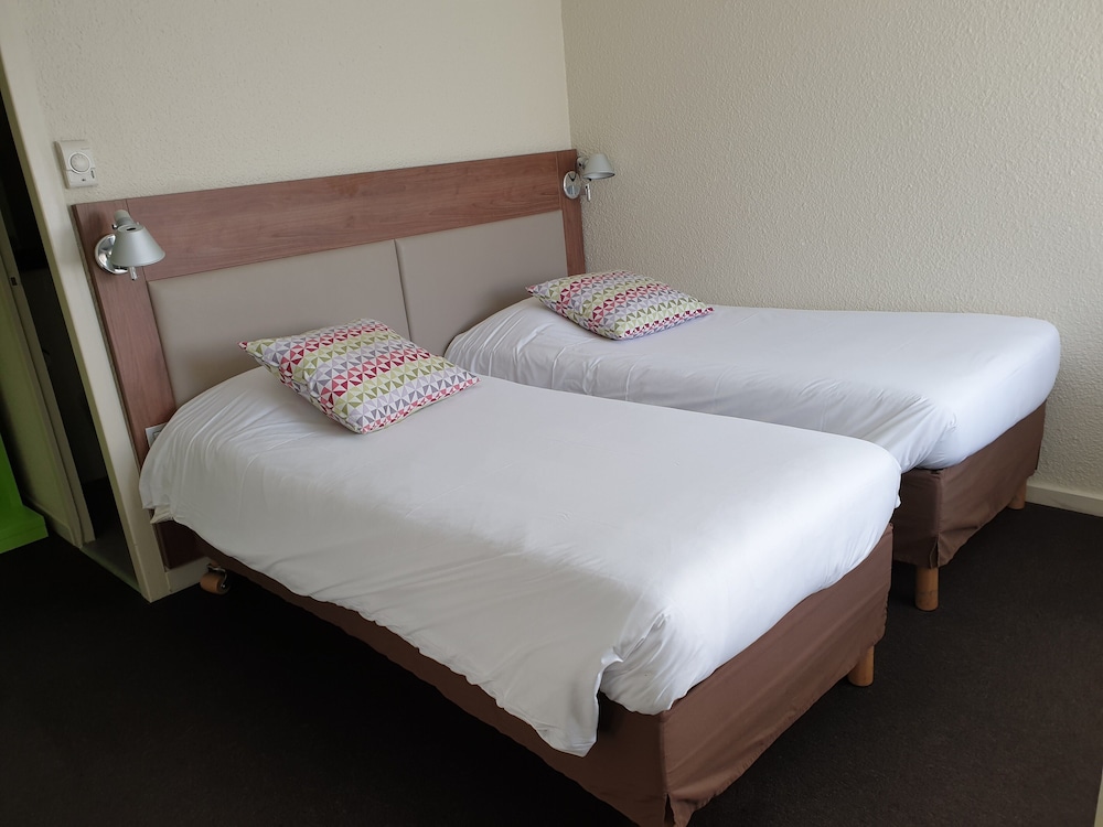 Standard Room, 2 Twin Beds - Photo 2