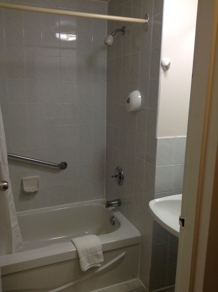 Deluxe Room, 1 Queen Bed photo 3