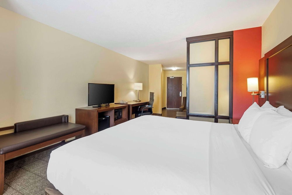 Comfort Suite, 1 King Bed with Sofa bed, Non Smoking - Photo 3