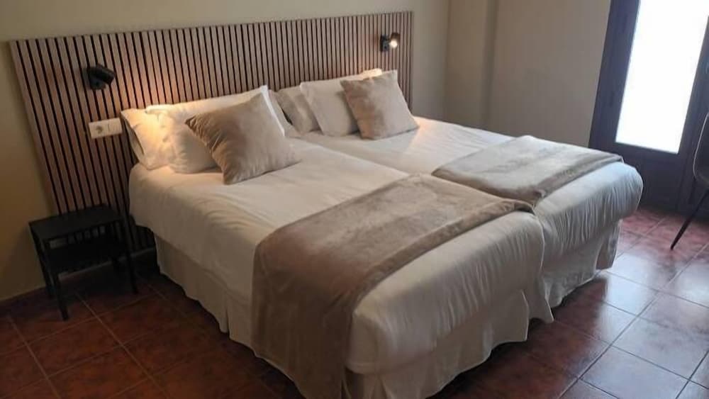 Standard Twin Room - Photo 1