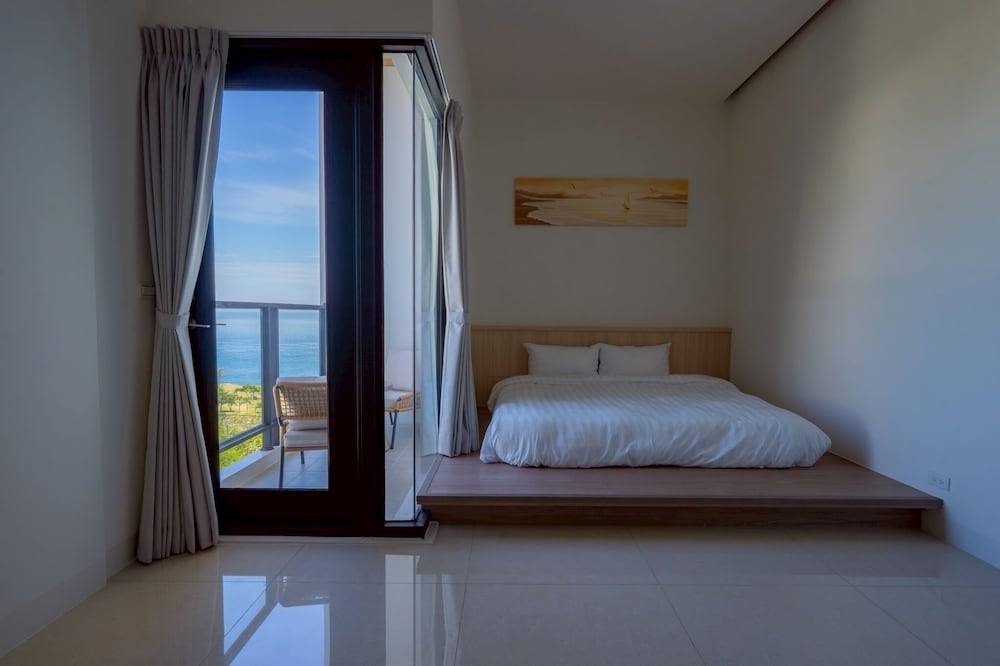 Panoramic Double Room, 1 Queen Bed, Ocean View photo 2