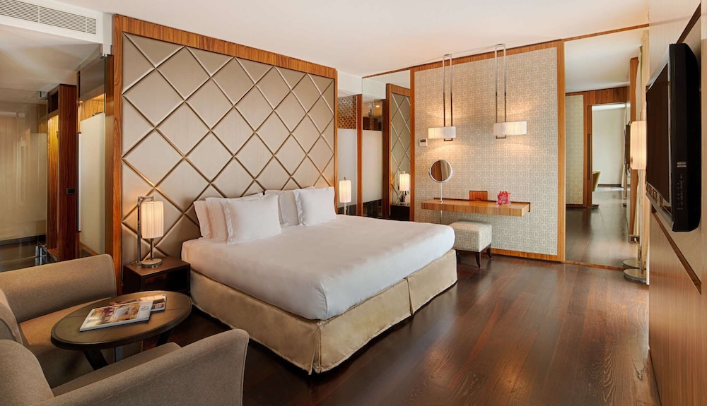 Presidential Suite, Terrace (View) thumbnail 6