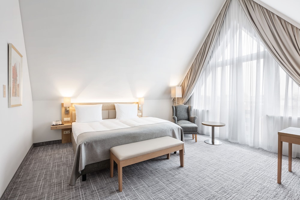 Premium Room, 1 King Bed (Central Building) thumbnail 5