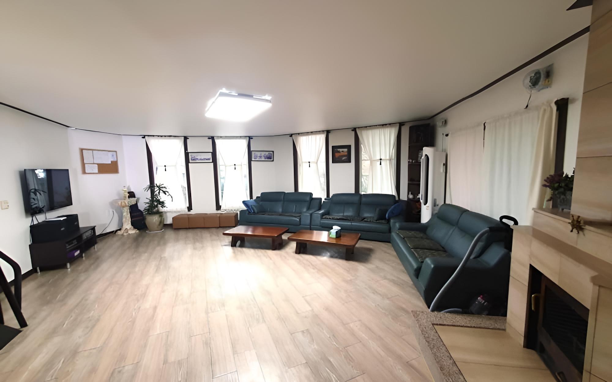 Room (Grand Room (Unshared House Duplex)) - Photo 1