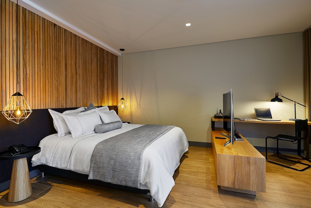 Deluxe Suite, 1 King Bed, Jetted Tub, Mountain View photo 2