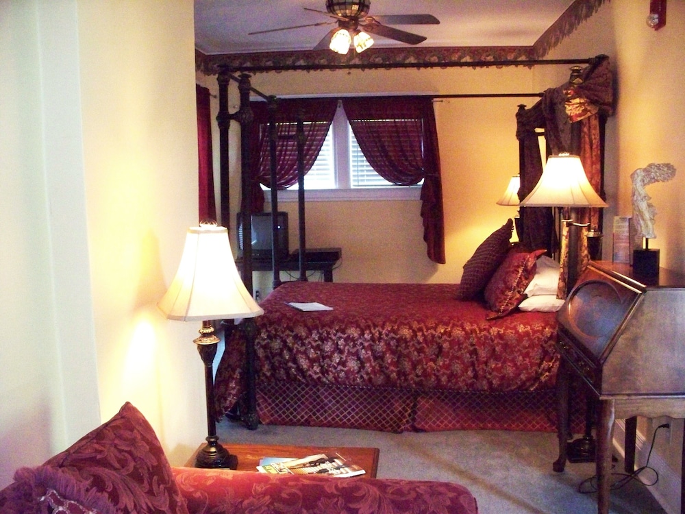 Suite, 1 Queen Bed, Non Smoking, Jetted Tub (Lavender Cottage) photo 2