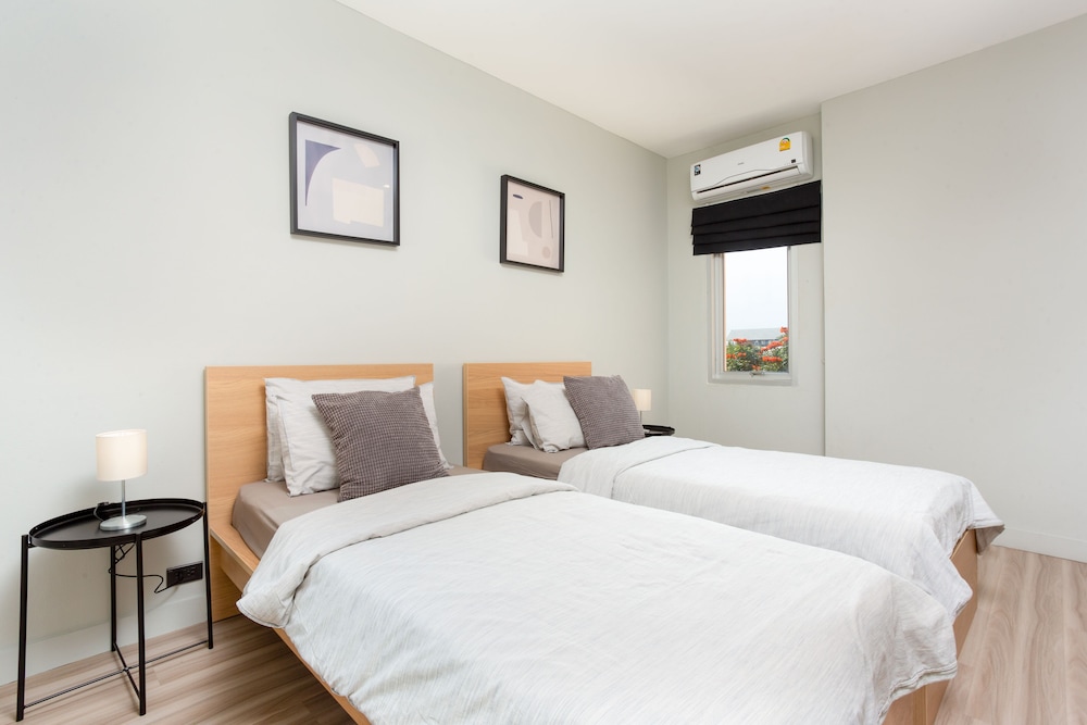 Two Bedroom Balcony Apartment - Photo 19
