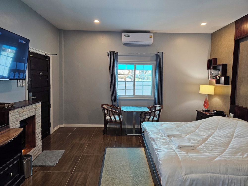 Deluxe Double Room, Balcony, Pool View photo 3
