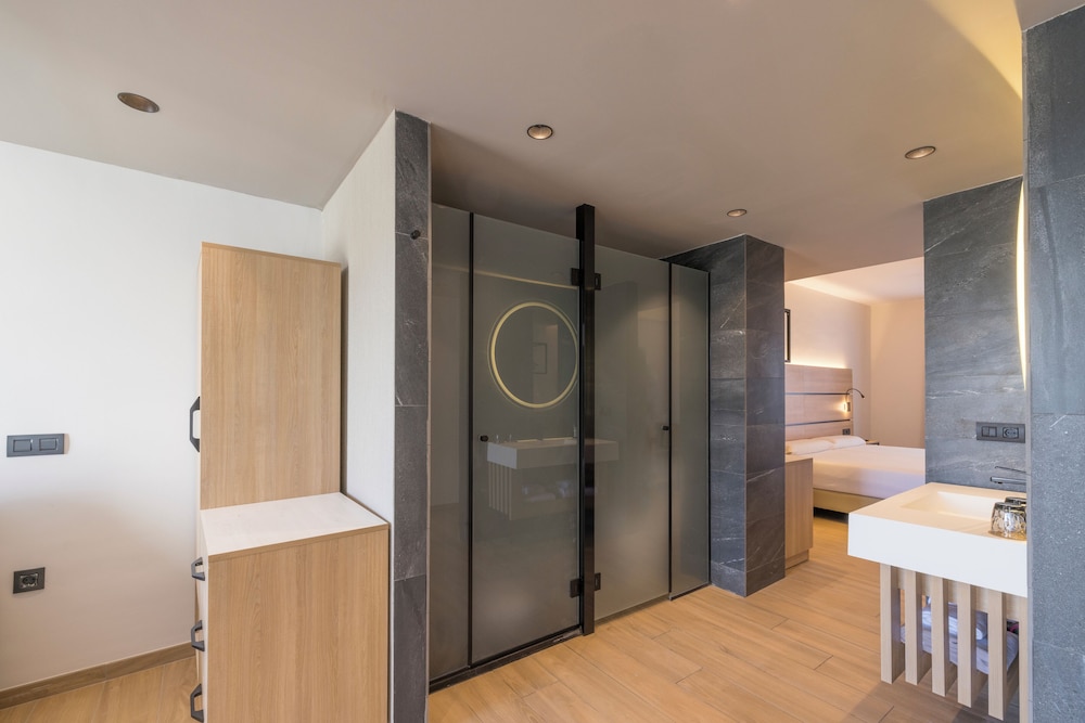 Studio Suite, Pool View (2 adults and 2 children)