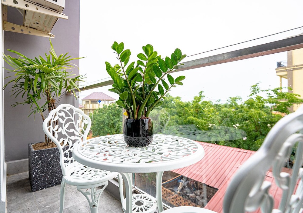Family Room, Balcony - Photo 4