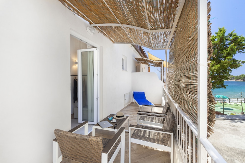 Classic Room, 1 Bedroom, Private Bathroom, Partial Sea View photo 3