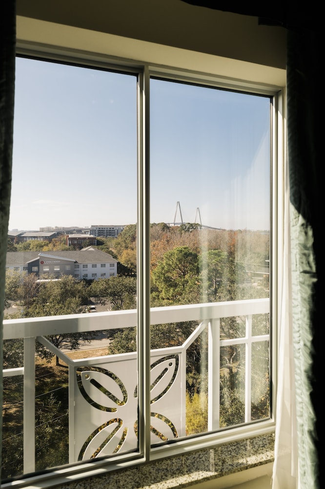 Suite, 1 King Bed, Non Smoking, Landmark View - Photo 4