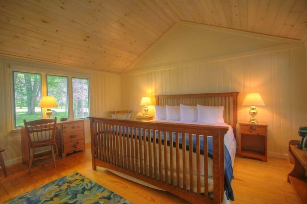 Deluxe Cottage, 1 Queen Bed, Terrace, Garden View (Woodland Cottage Room) photo 3
