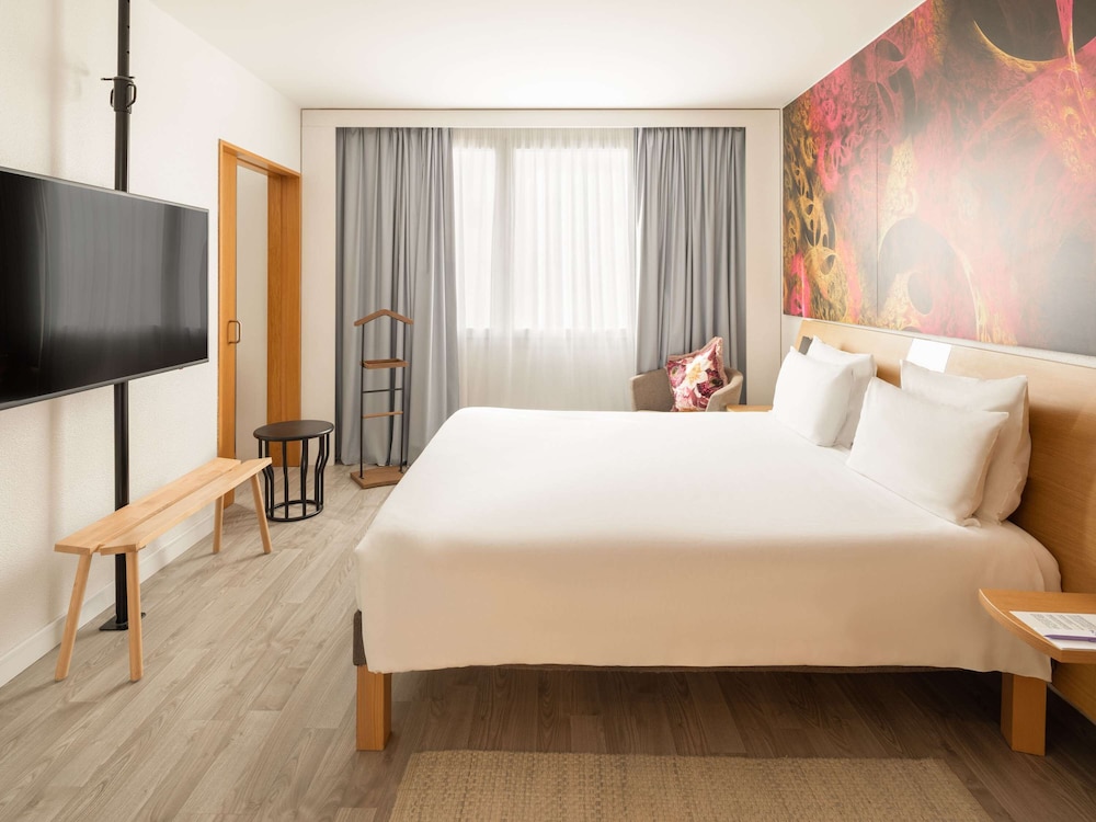 Superior Suite, 1 Queen Bed with Sofa bed thumbnail 6