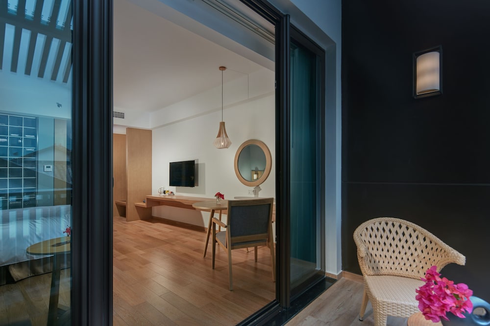 Standard Room, 1 King Bed, Balcony photo 2