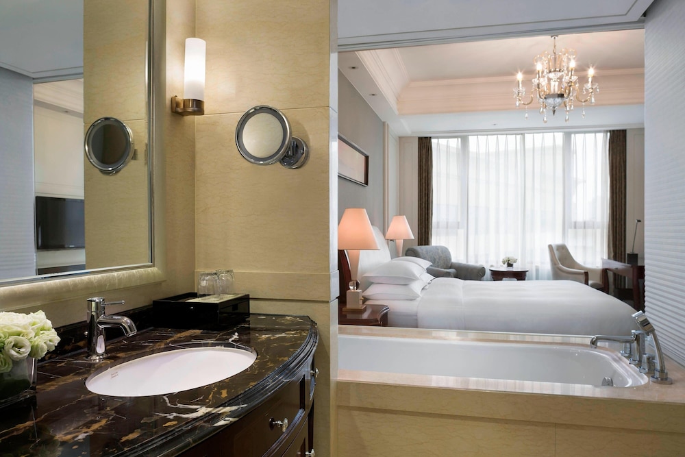 Deluxe Room, 1 King Bed - Photo 7