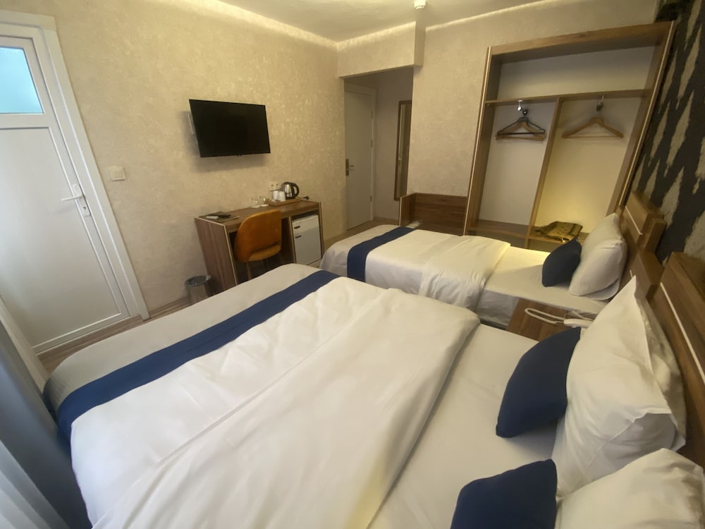 Standard Triple Room, Multiple Beds photo 3