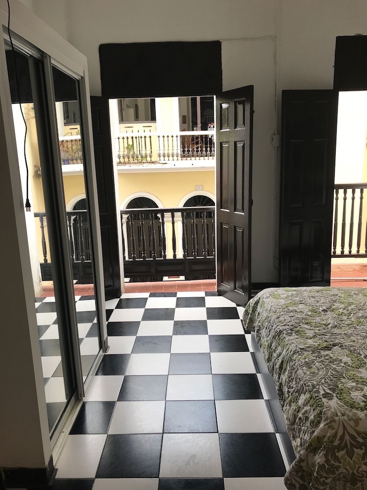 Suite #23 (With Balcony) photo 3