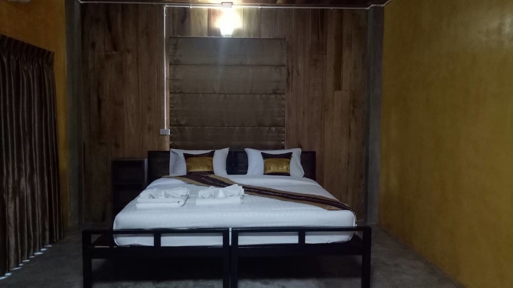 Deluxe Double Room with Sofa Bed - Photo 4