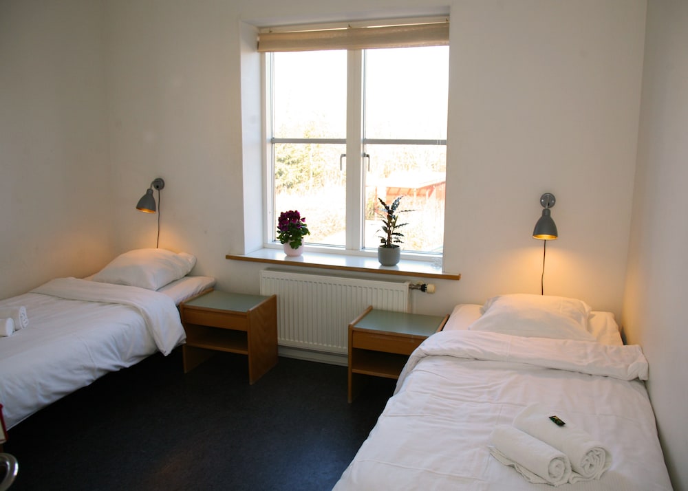 Traditional room with 2 single beds - private bathroom in hallway photo 1