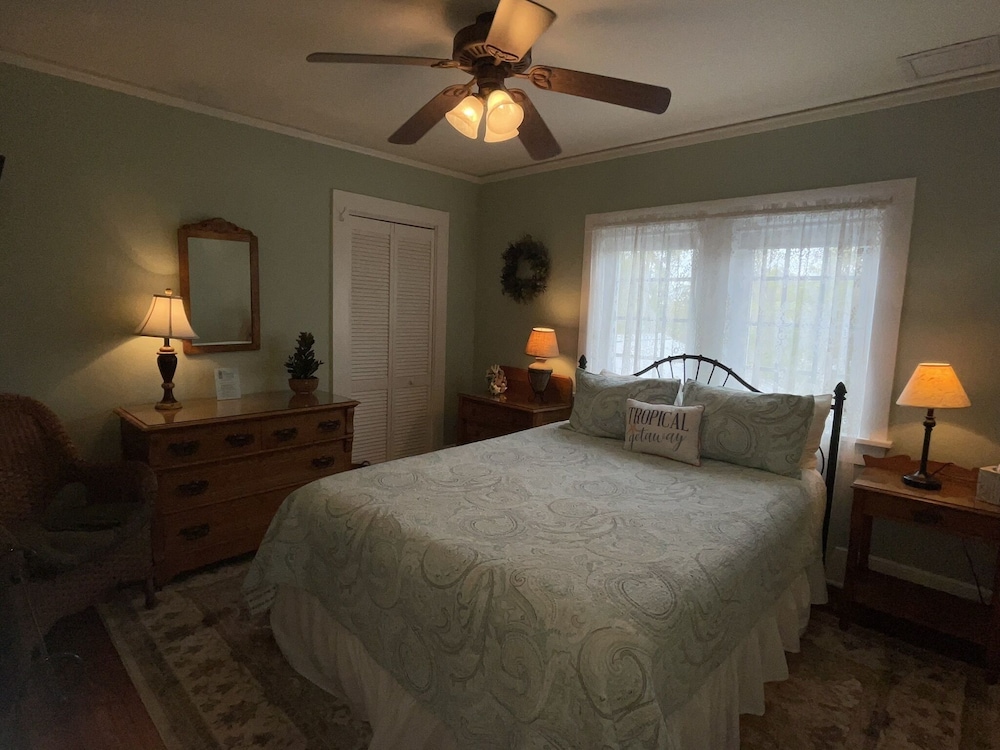 Standard Room, 1 Queen Bed photo 3