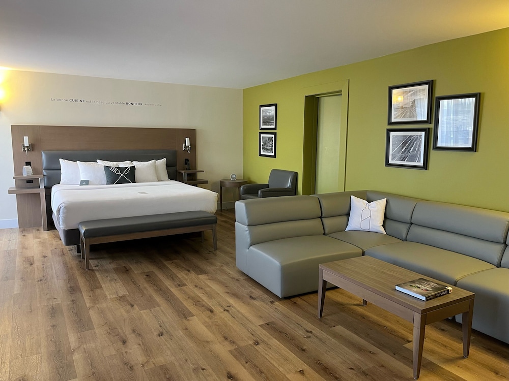 Superior Room, 1 King Bed (Rive Gauche) photo 3