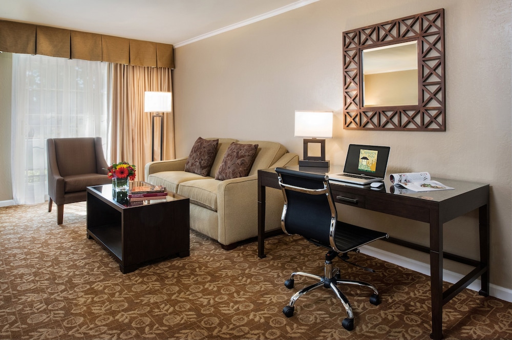 Standard Suite, 1 King Bed - Photo 3