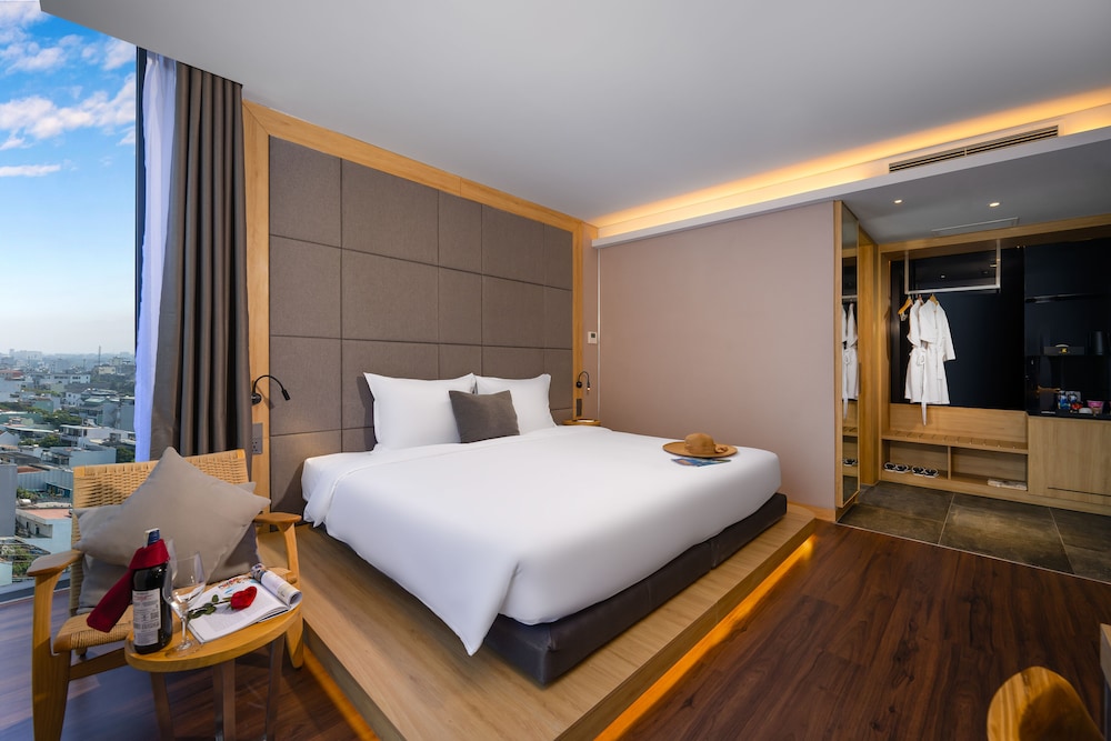Deluxe Double Room, Bathtub, City View photo 2