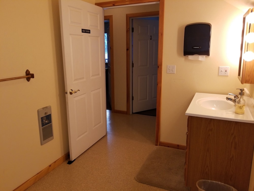 Standard Room, 1 Queen Bed, Shared Bathroom photo 2