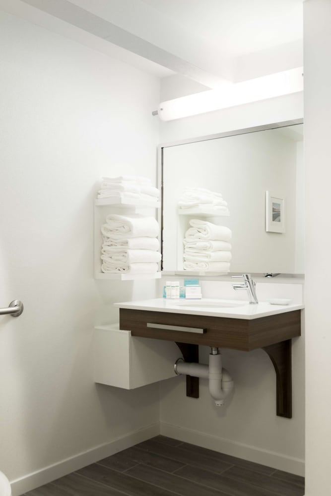 Room, 2 Queen Beds, Accessible, Bathtub photo 3
