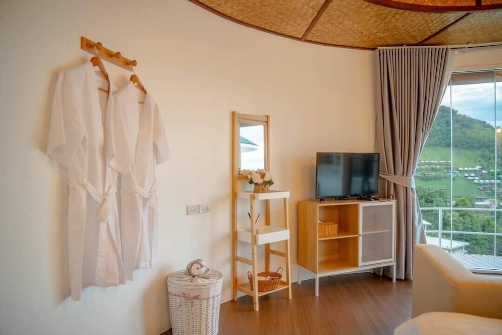 Grand Room, 1 Bedroom, Bathtub, Mountain View photo 2