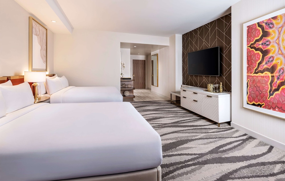 Premium Room, 2 Queen Beds, City View - Photo 2