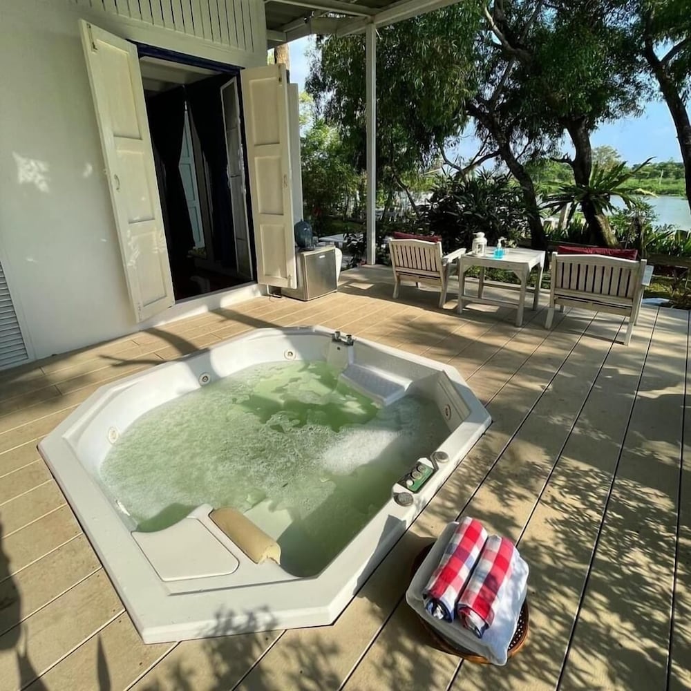 Private Jacuzzi Villa with River View photo 2