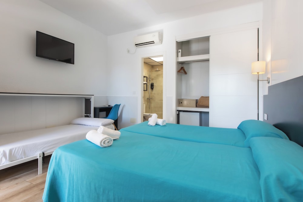 Standard Triple Room with Free Airport Shuttle - Photo 2