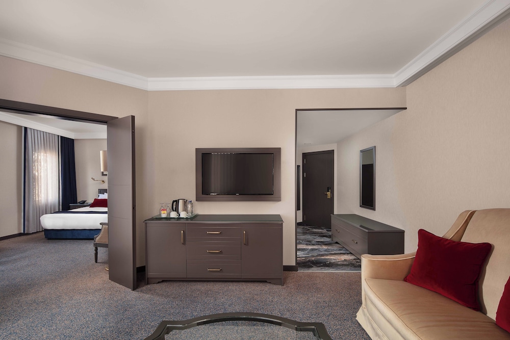 Corner Suite, 1 Double Bed with Sofa bed photo 2