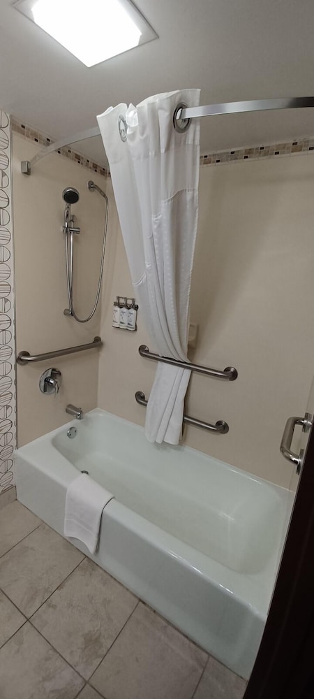 Standard Room, 1 King Bed, Accessible Bathtub (Communications) - Photo 2