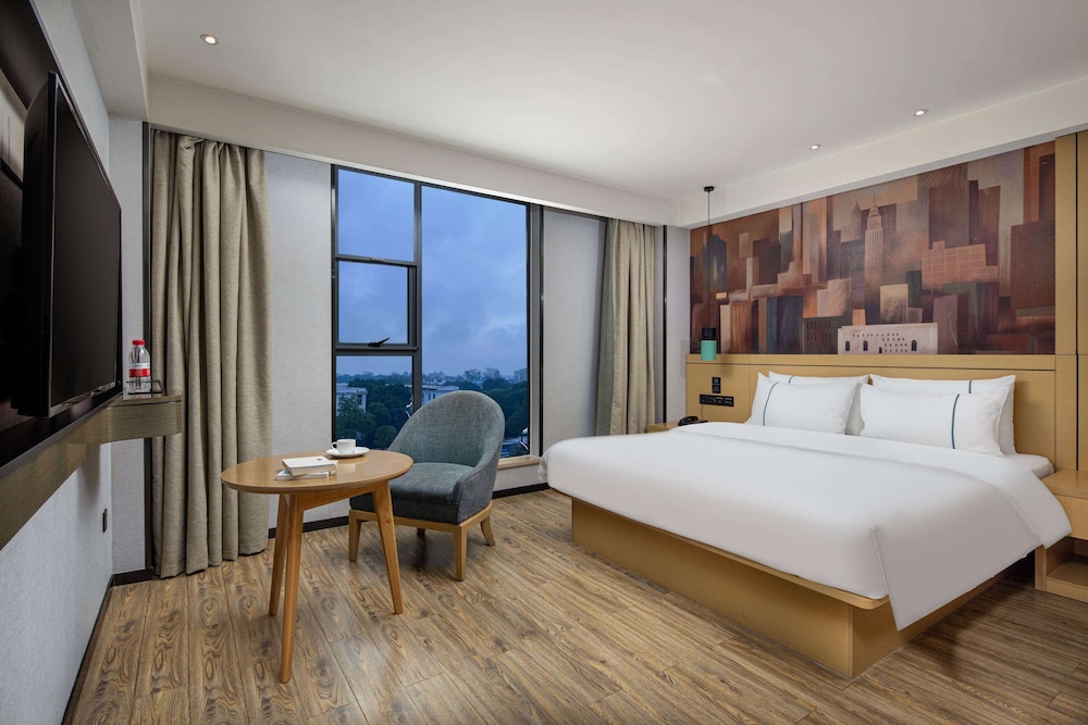 Business Room, 1 King Bed, Smoking, Mountain View photo 1