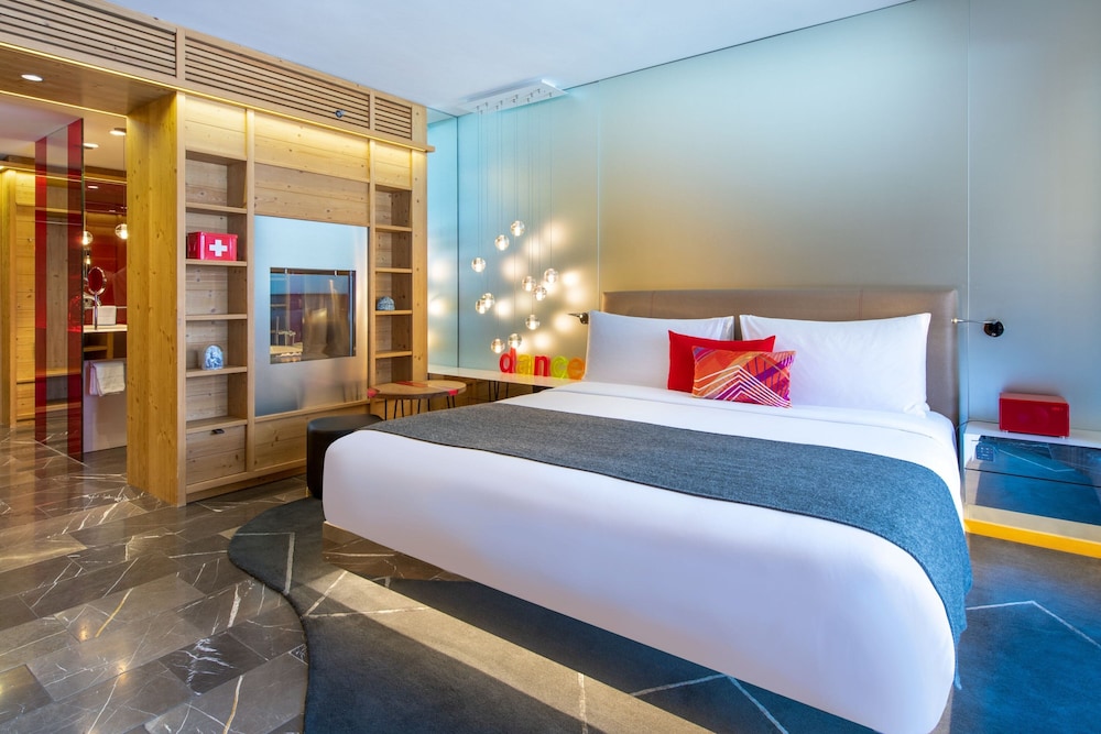Family Room, 1 King Bed, Balcony