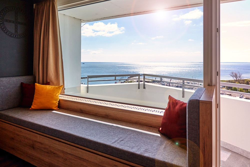 Superior Room, 1 King Bed, Balcony, Ocean View photo 2
