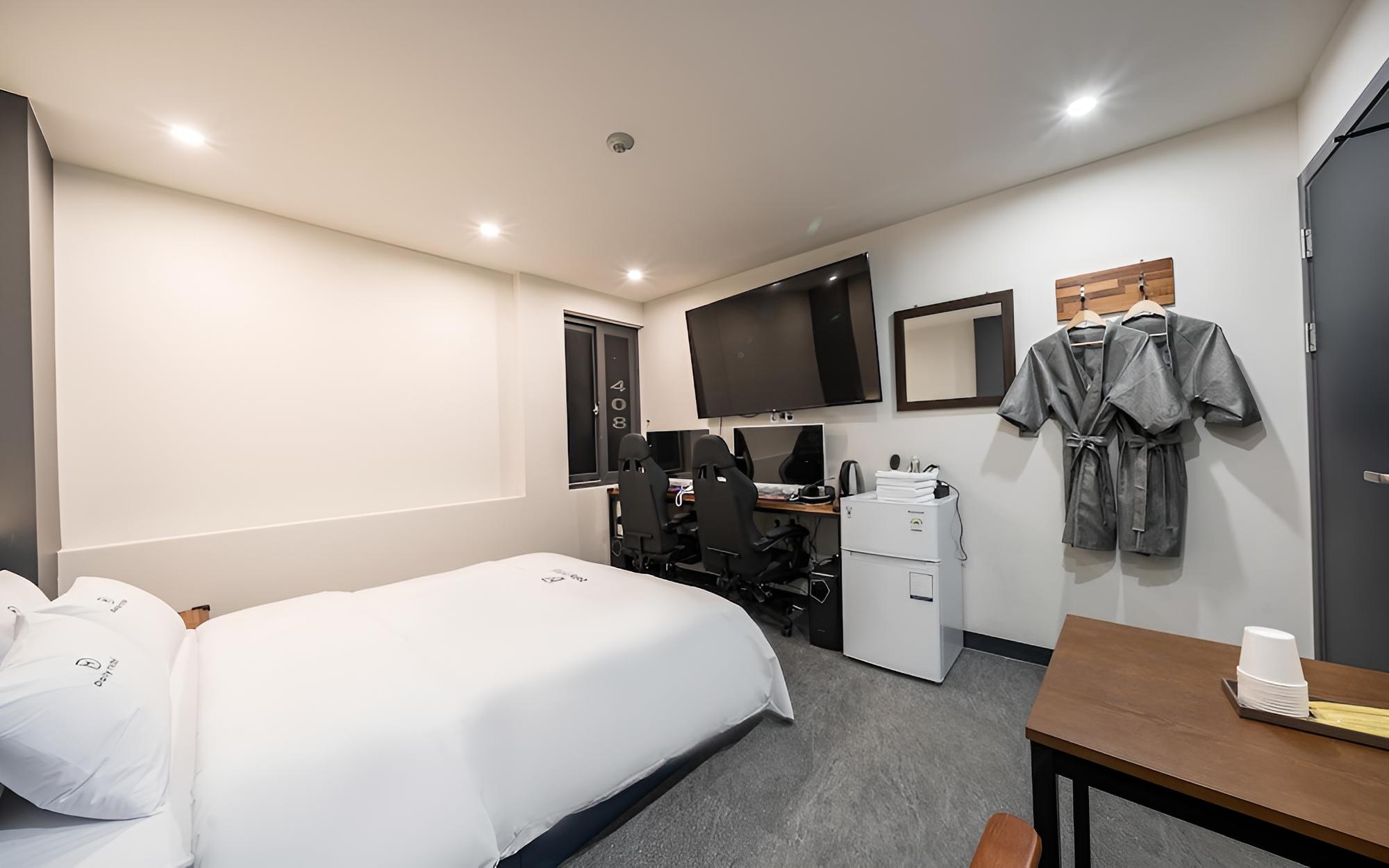 Room (Standard 2PC(2PC 65inch TV Netflix Wa) - Photo 5