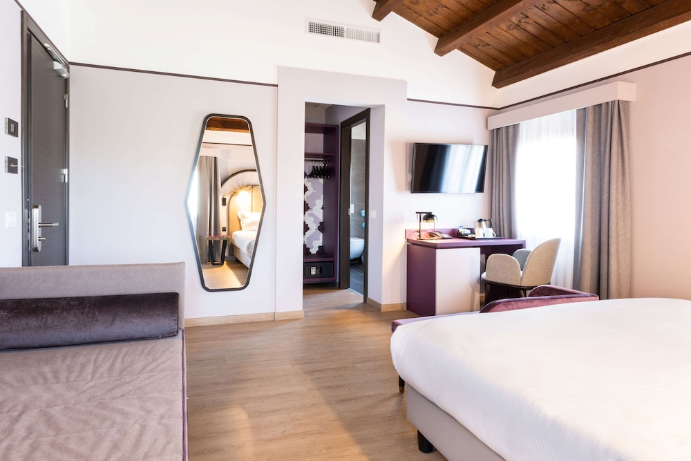 Superior Room, 1 King Bed, Non Smoking (with Single Sofabed) - Photo 4