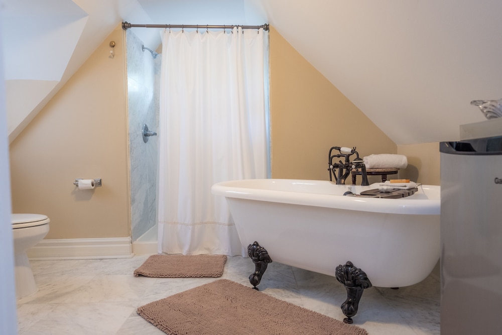 Standard Suite, 1 King Bed, Bathtub photo 2